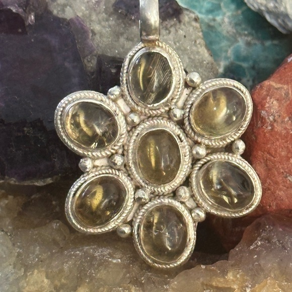 Golden rutilated quartz flower sterling silver pendant - Picture 9 of 12